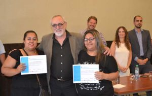 Entrega de certificados de aprobación de cursos en sede Cañitas de CAFYDMA