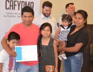Entrega de certificados de aprobación de cursos en sede Cañitas de CAFYDMA