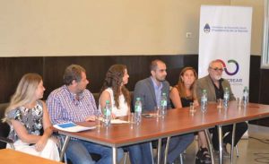 Entrega de certificados de aprobación de cursos en sede Cañitas de CAFYDMA